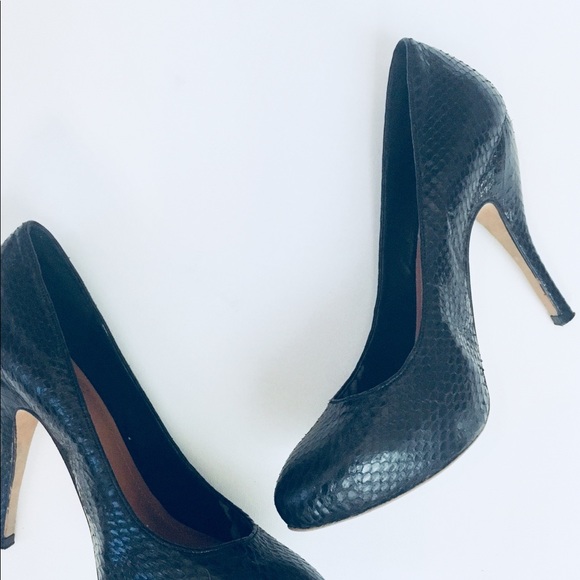 Vince Camuto Black Snake Skin Pumps Size 7.5 - Picture 5 of 6